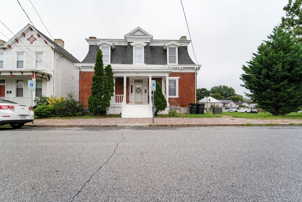 Central 4BR Historic Gem Near Colleges