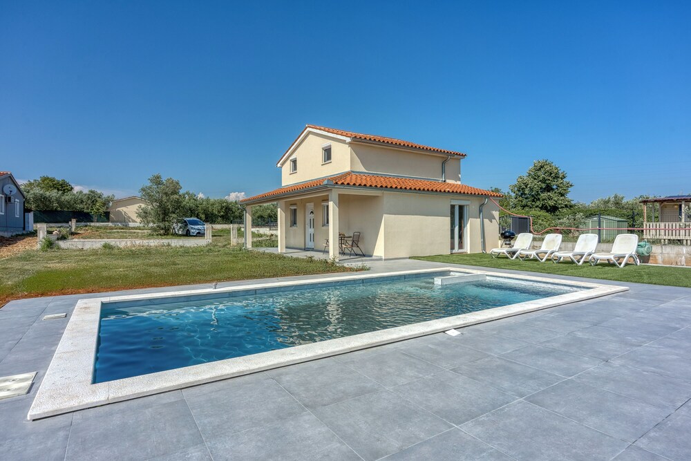 Cozy Holiday Home With Pool