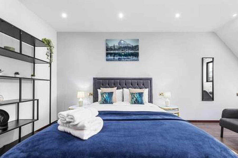 Stylish King Size Bed Studio Near Central London