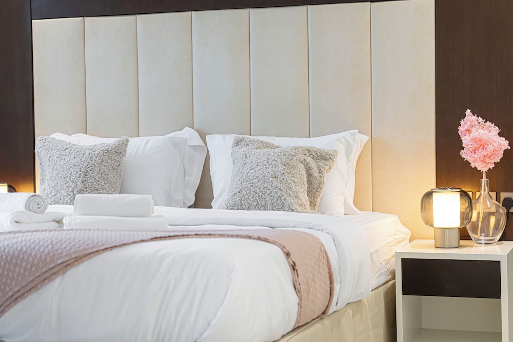 DAMAC Suites by Hostiva – Burj & Fountain