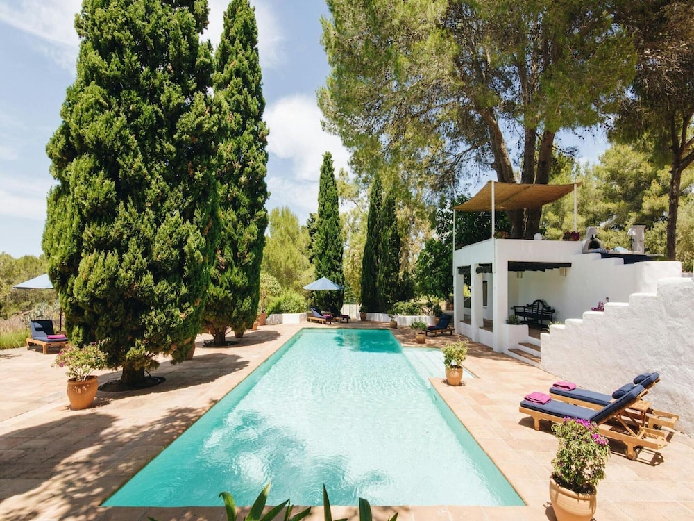 Country-view Villa With Pool