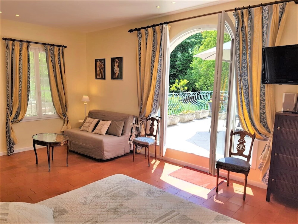 B&B With Charm - Quiet With Kitchen & sw Pool