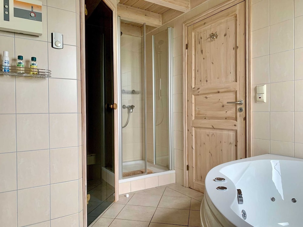 Lovely Holiday Home in Dummer Near Lake