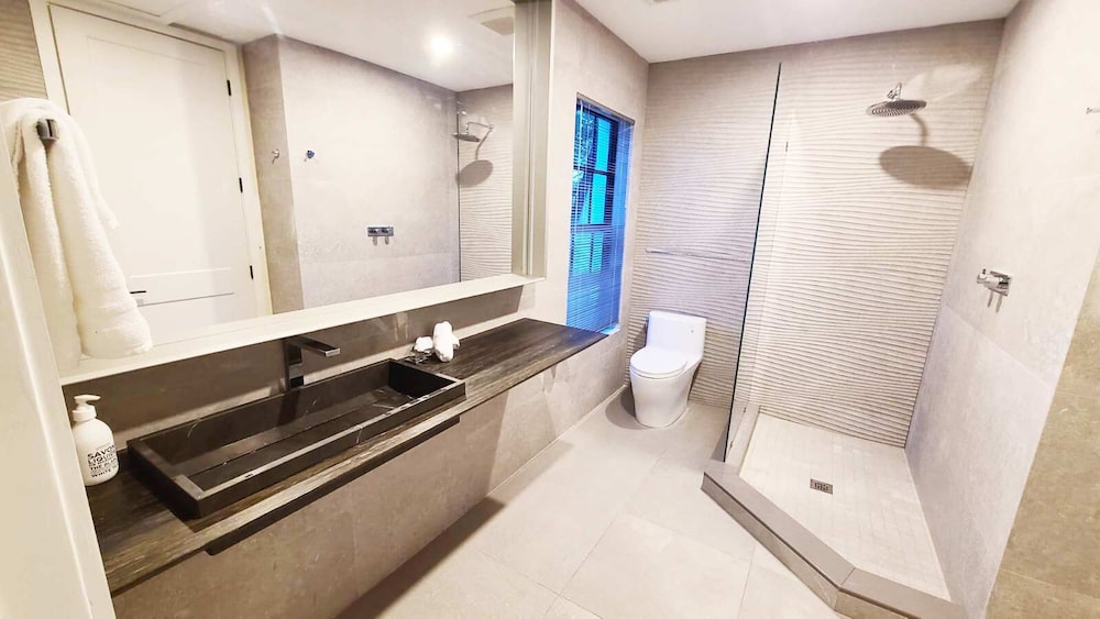 New 5 Bedroom Modern Villa on Golf Course