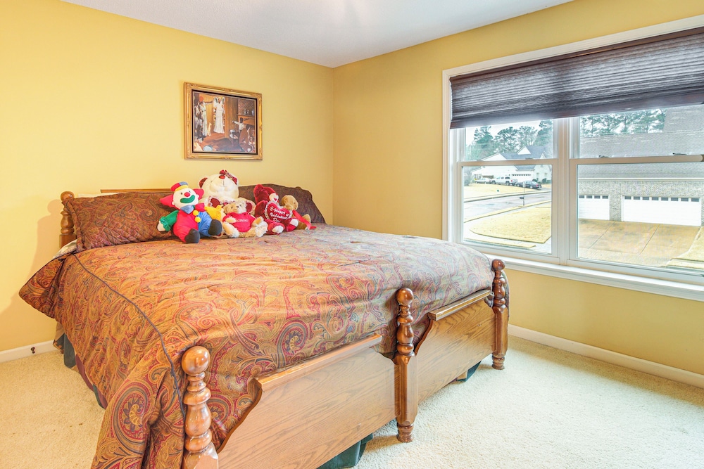 Family-friendly Gem w/ Home Office in Memphis