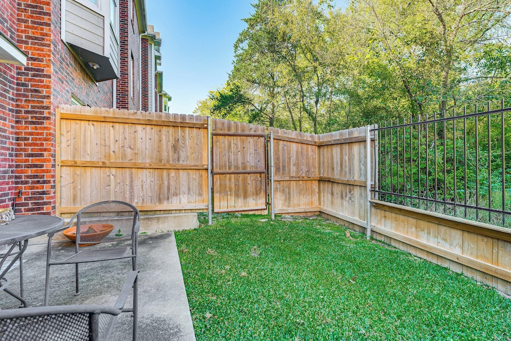 2 Mi to Texas A&m: Unit w/ Pool & Hot Tub Access