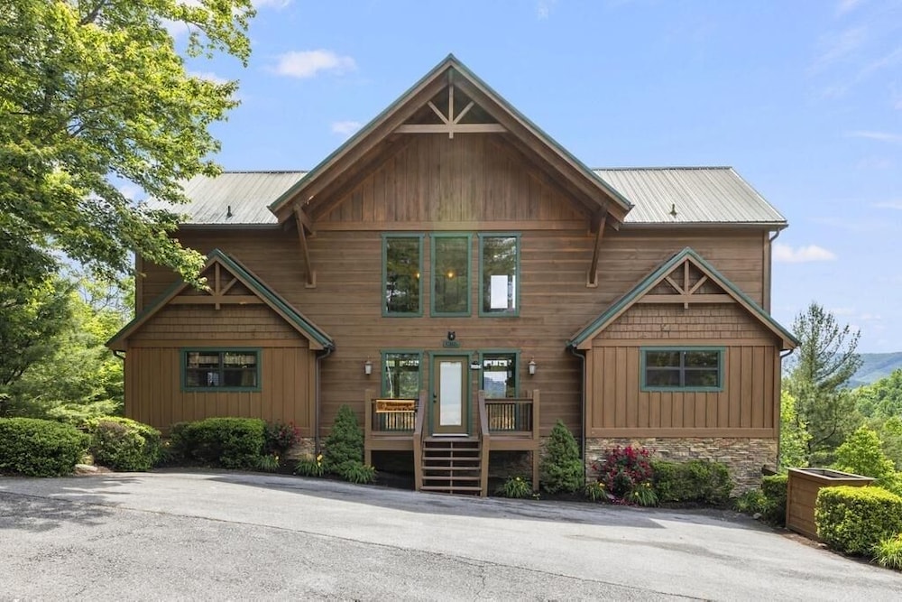 Place of the Blue Smoke - 5 Bedrooms, 5 Baths, Sleeps 16 Home by RedAwning