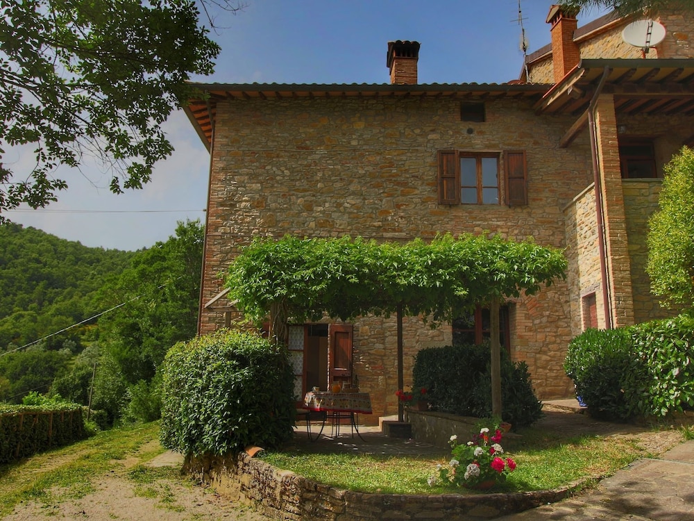 Farmhouse With Stables, Horses and the Ability to Make Horseback Riding