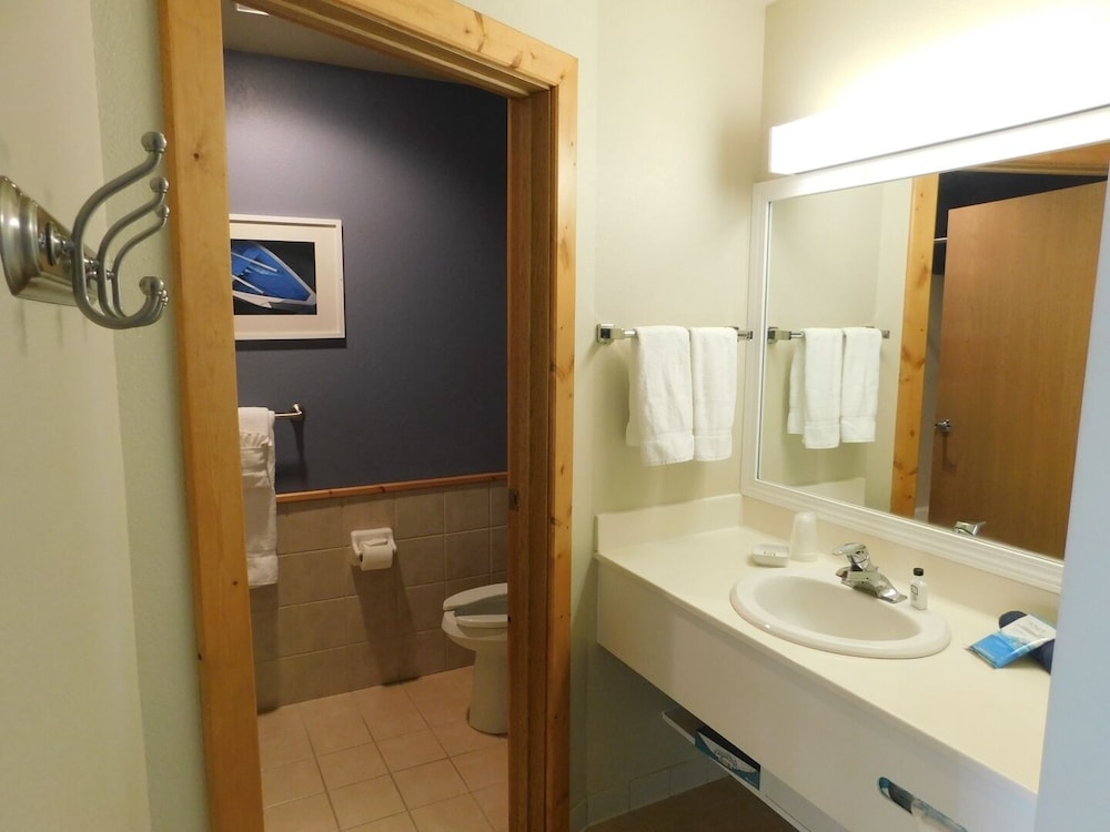 Quarterdeck Resort & Restaurant