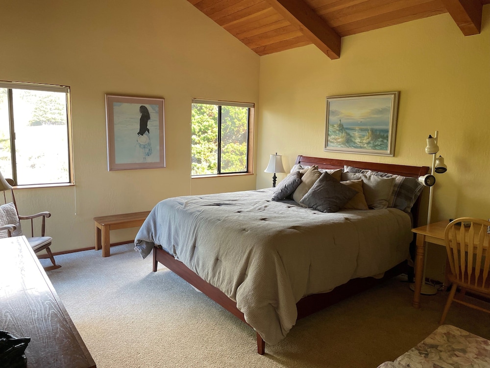 Viglione Fireplace, Hot Tub, & Ocean Views view 2