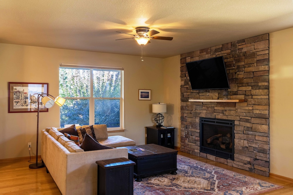 Redtail 30 Day Minimum 3 Bedroom Home by RedAwning