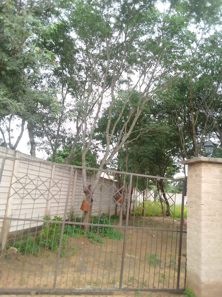 Garden Guest House Bed & Bre Chitungwiza view 4