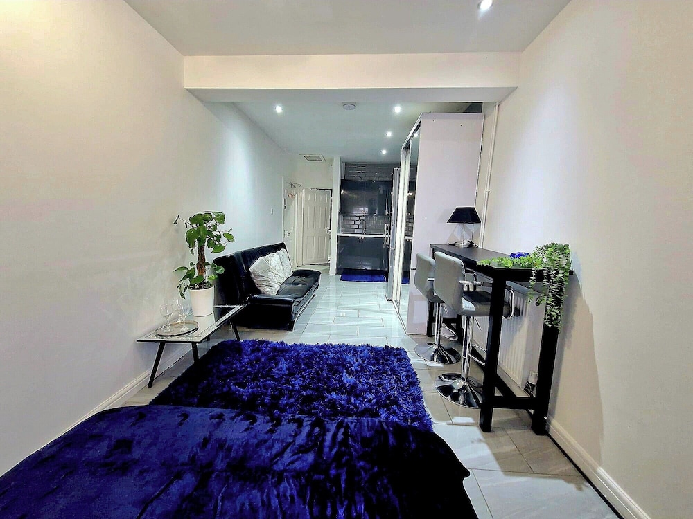 Seaside Escape - Sleeps 4 - Pets Ok - Free Parking
