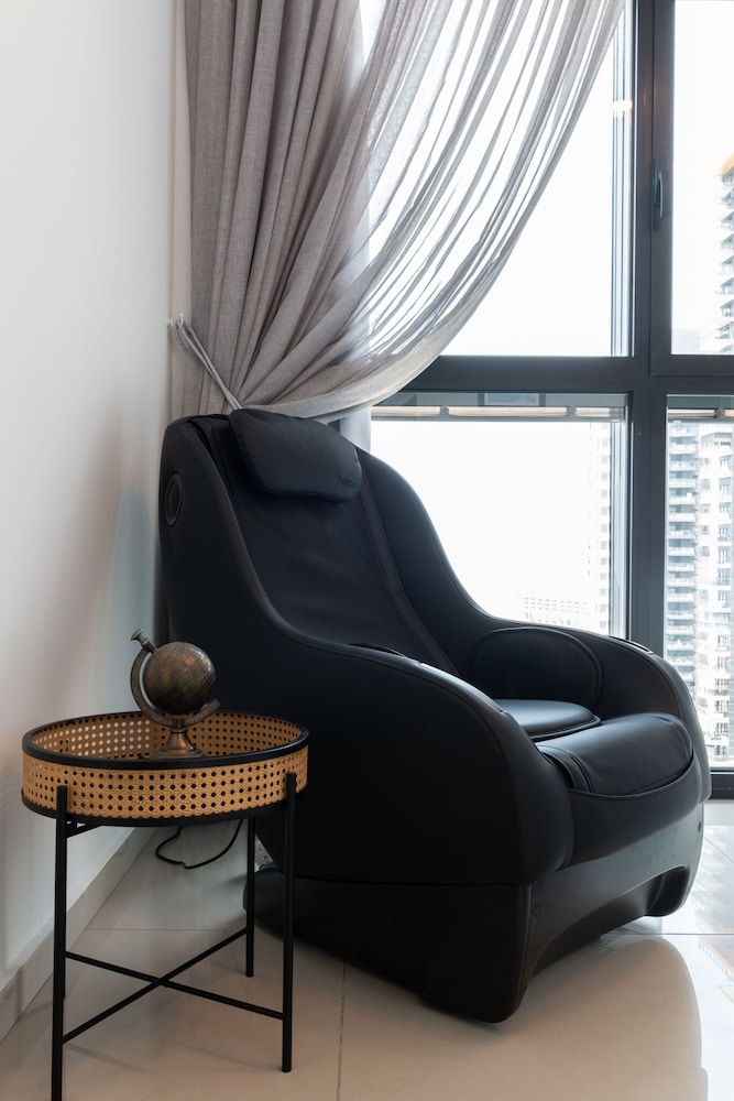 3 BR SeaFront APT Prestigious Tower