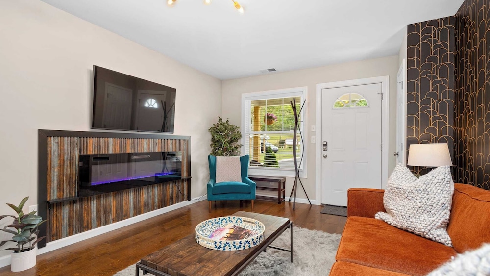 10 Townhomes, Sleeps 89 6 Mins to DT Asheville Sycamore Cove by Avantstay