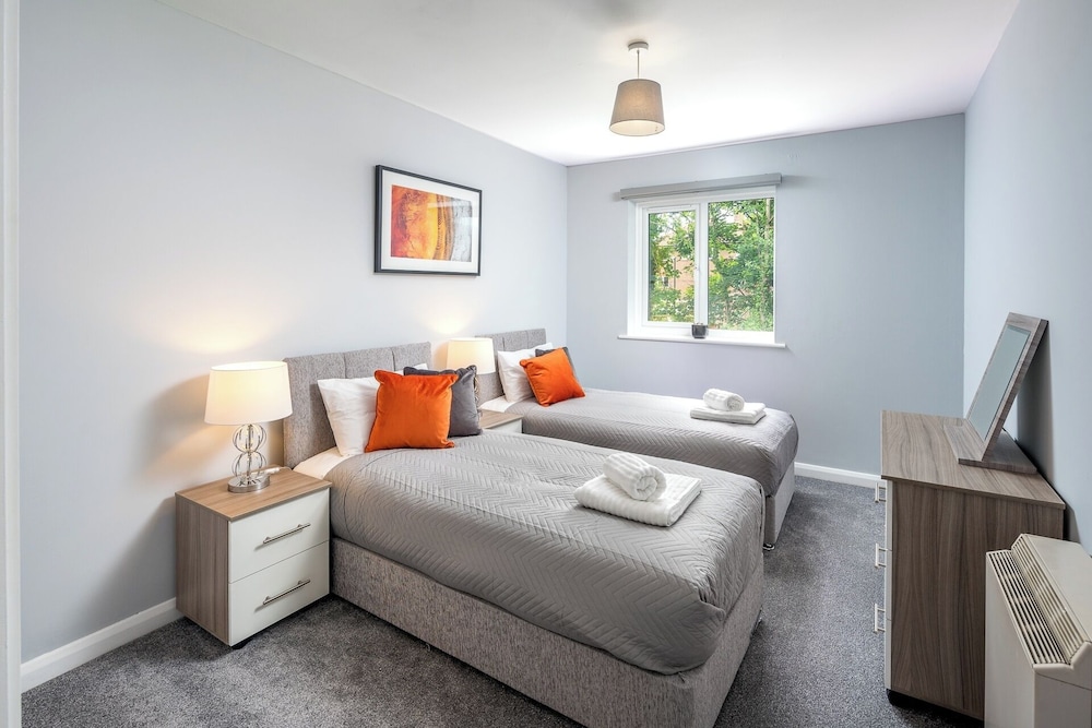 Modern 1-bedroom in Crawley With Free Parking