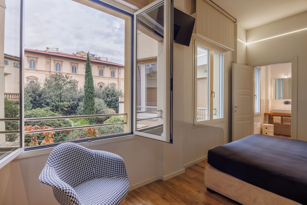 Lucy Florence Charming Modern Apartment