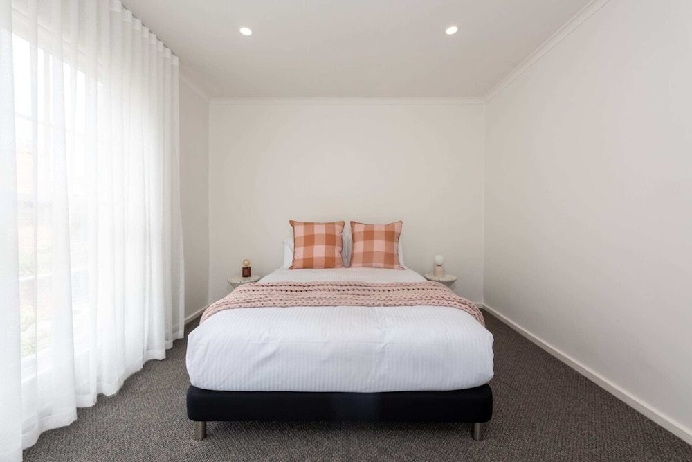 Elegant 2-bedroom House in Prahran w/ Parking!