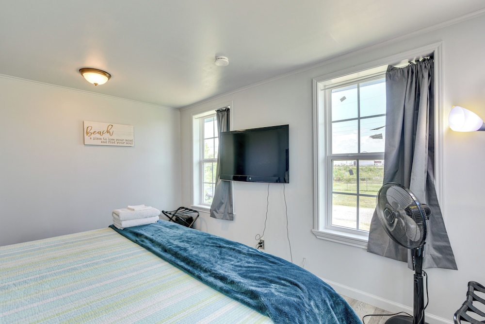 2 Mi to Public Beach: Pet-friendly Freeport Home!