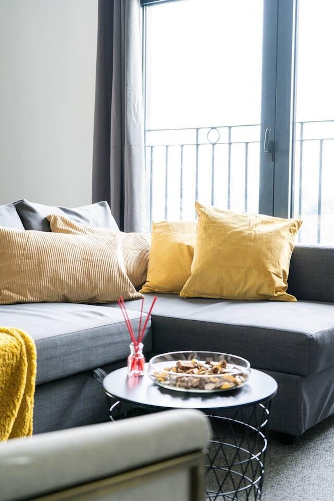 Livestay - One Bed Apt, Free Parking, Sleeps 4 view 2