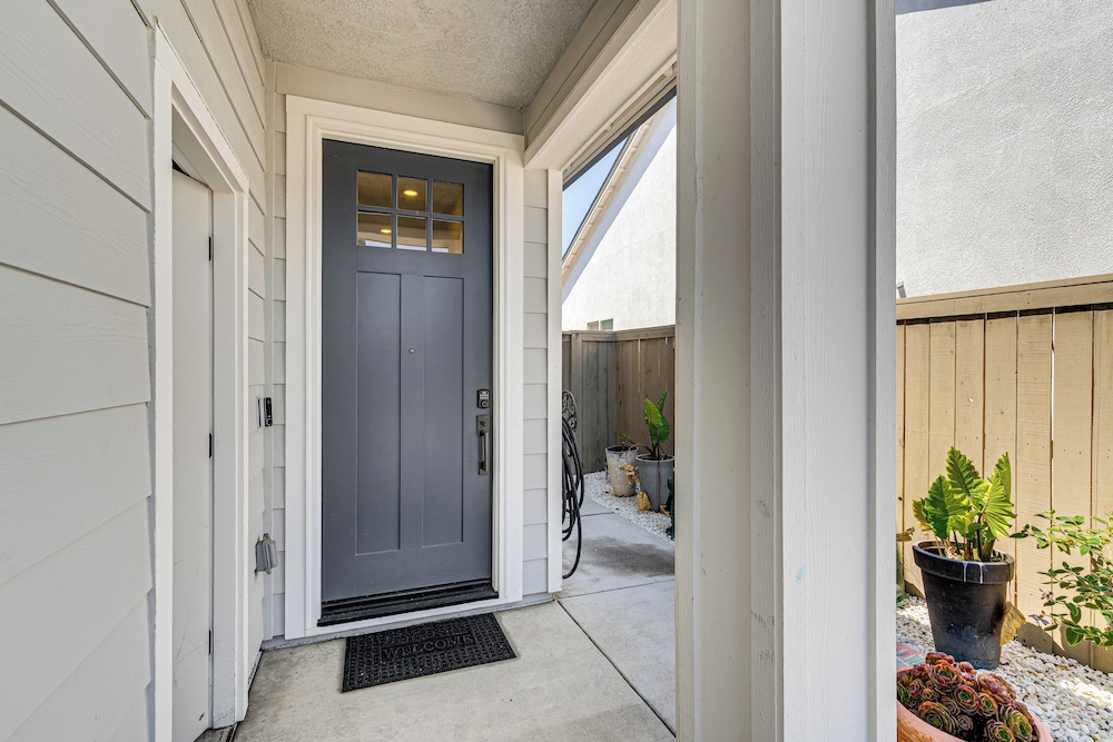 Fenced-in Yard: Apt 7 Mi to Westfield Galleria