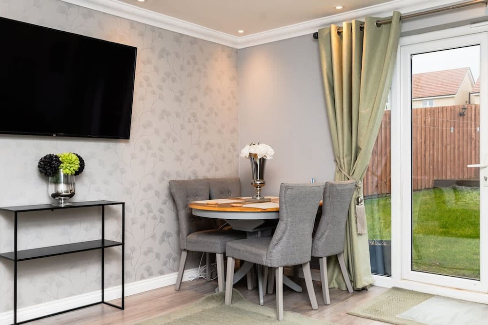 3 Bedroom House-private Parking