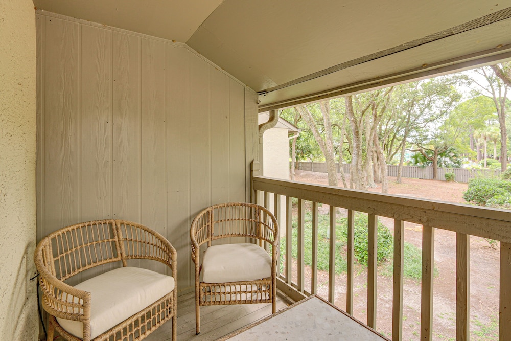 Walk to Folly Field Beach: Condo w/ Pool Access