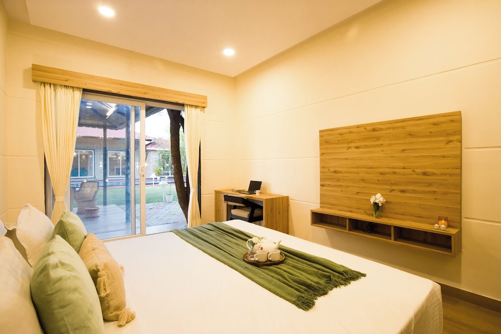 Alaya Stays 5BHK Roohmon's Farm Pvt Pool