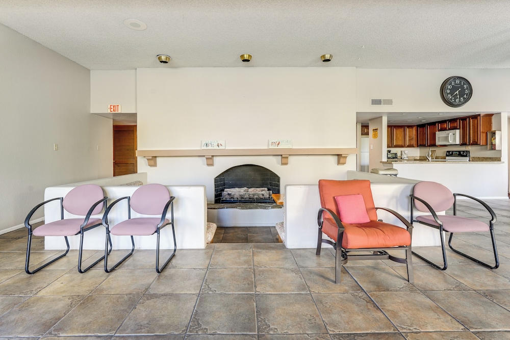 < 1 Mi to Old Town: Scottsdale Condo w/ Balcony