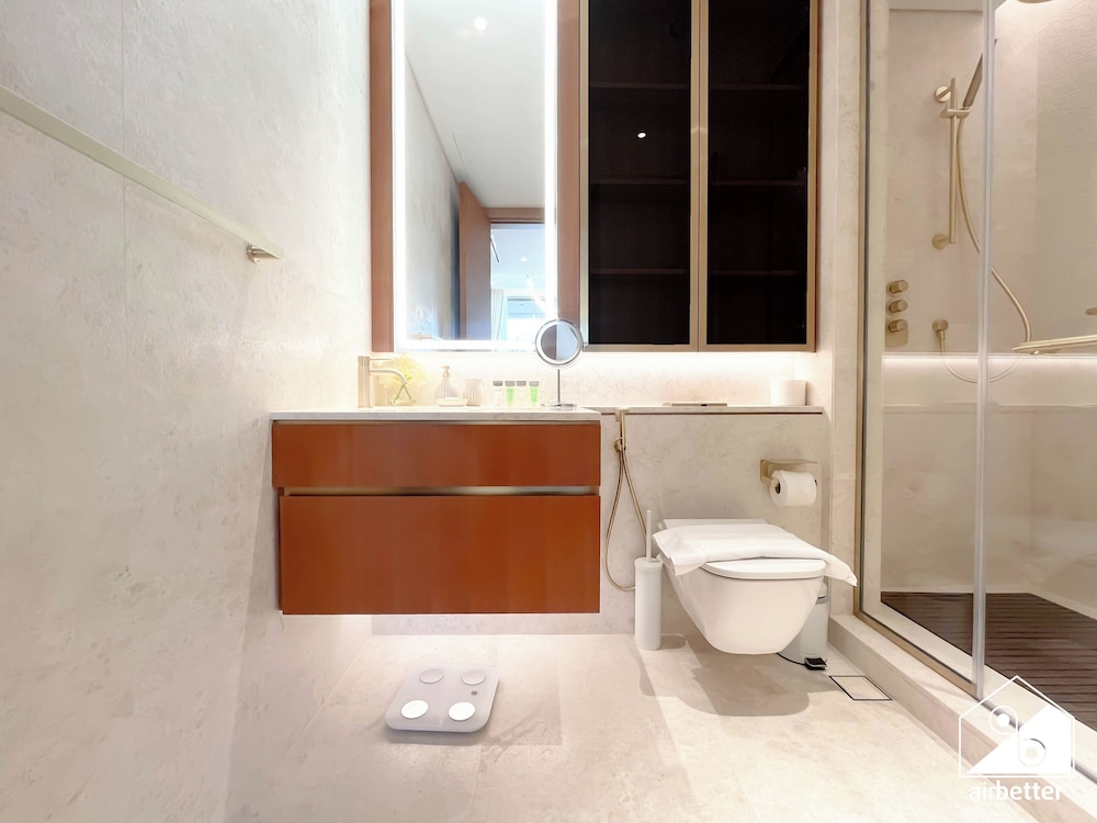 Luxury Beachfront 1BR on Palm Jumeirah & Balcony