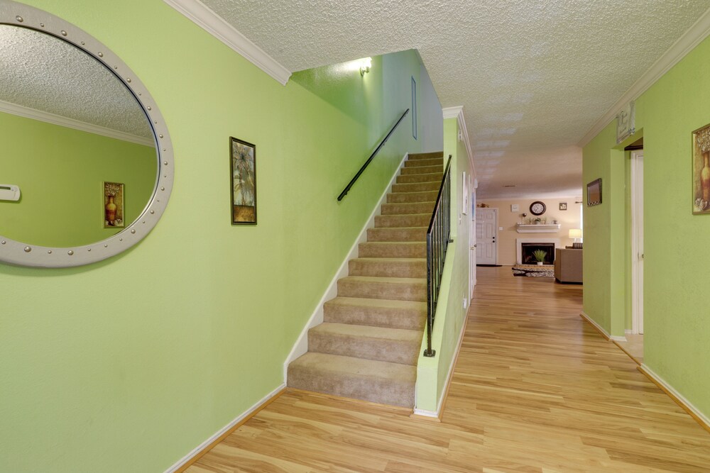 Houston Townhome 4 Mi to Airport: Central Location