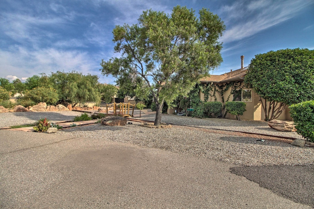 Albuquerque Studio With Shared Pool & Fire Pit!