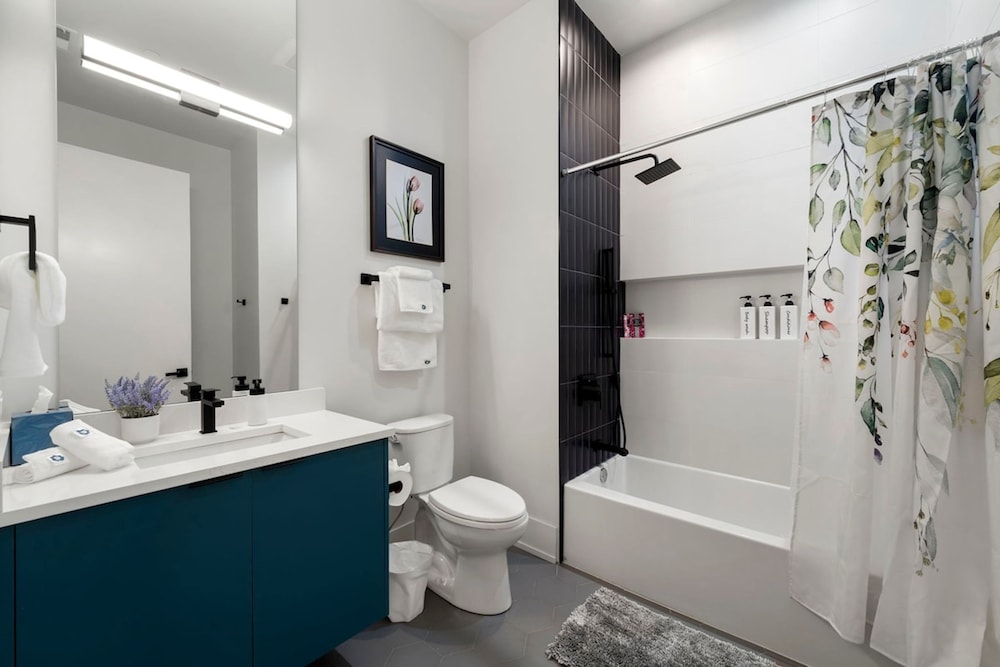 Chic 2BR 2BA Condo w Balcony - River North Chicago