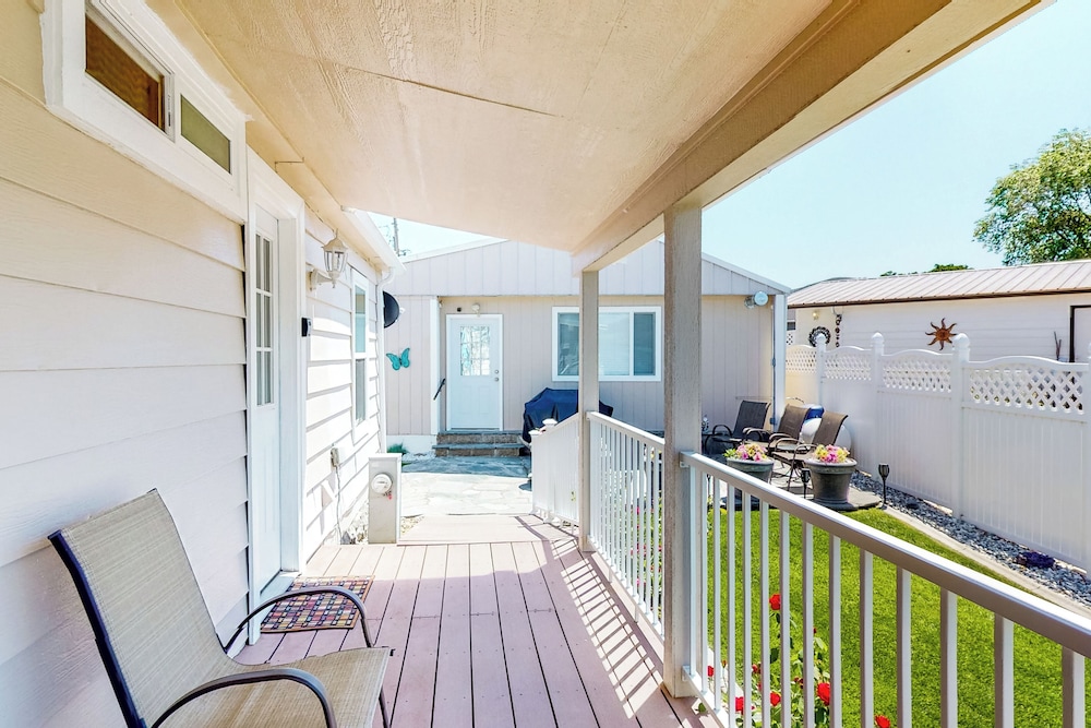 Paradise Point: Lakefront Escape w/ Views