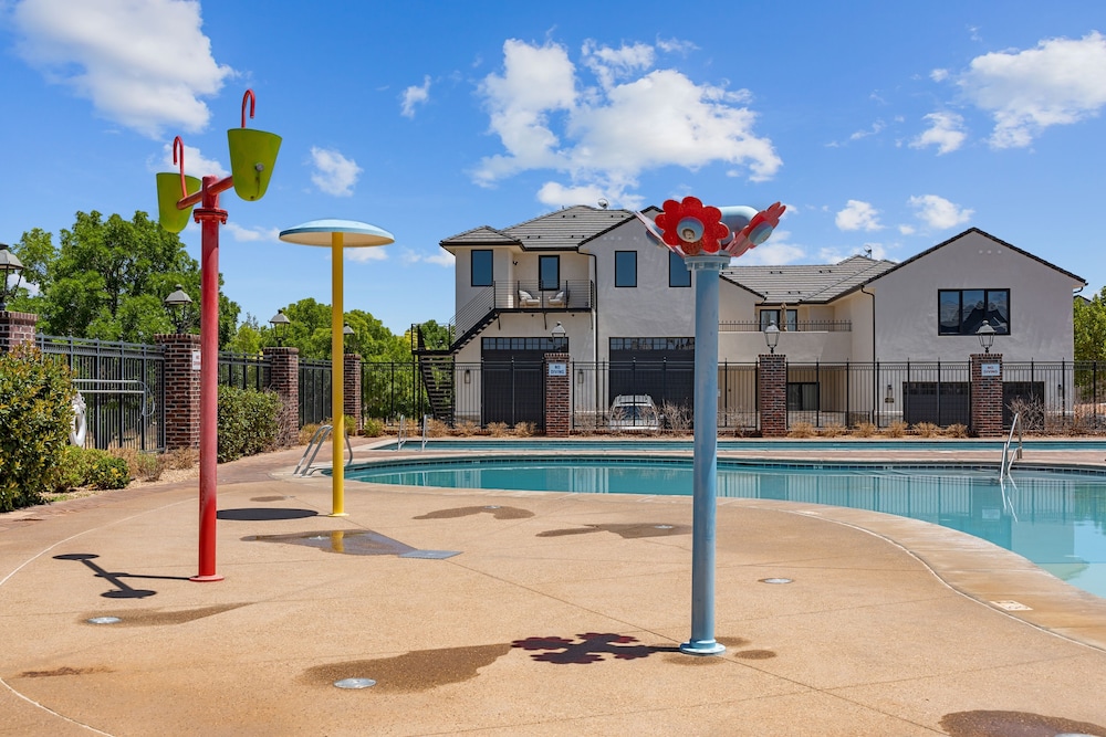 Desert Jewel With Private Gym And Pool 4 Bedroom Townhouse