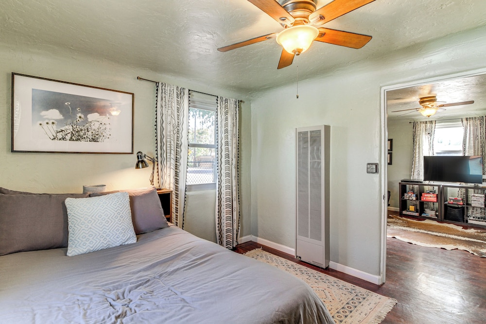 3 Mi to Old Town, Fenced Yard: ABQ Abode!