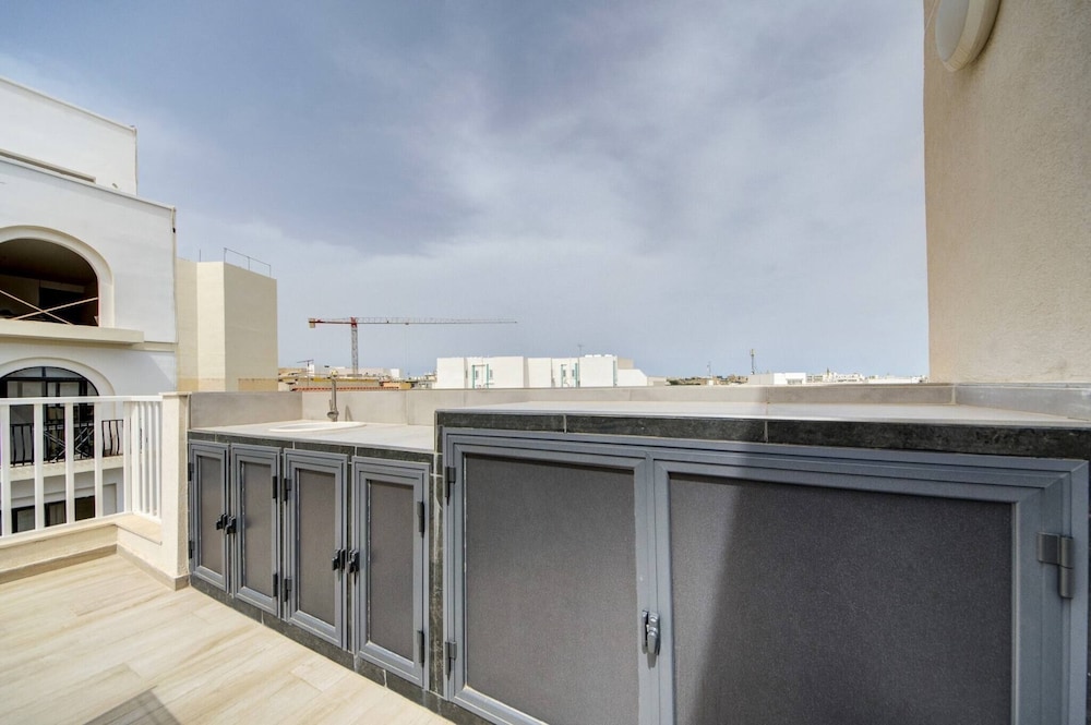 Beautiful 2 BDR Penthouse Near Valletta Sleeps 6