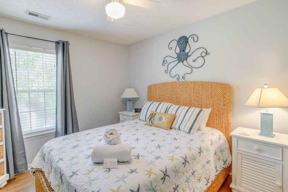 Charming Oak Island Home 1 Mi to Beach! view 3