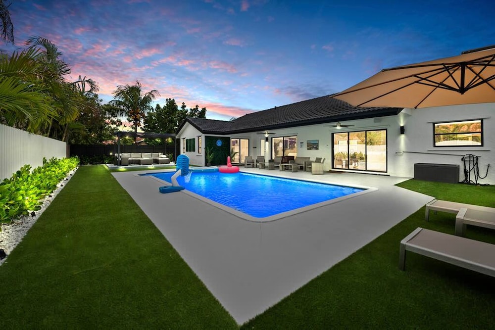 NEW Villa Paradise Lux Gem Pool Game Room