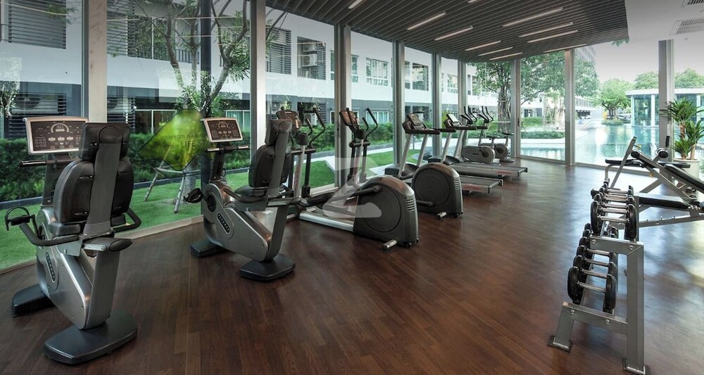 Modern Bangkok Apartment With Pool & Fitness