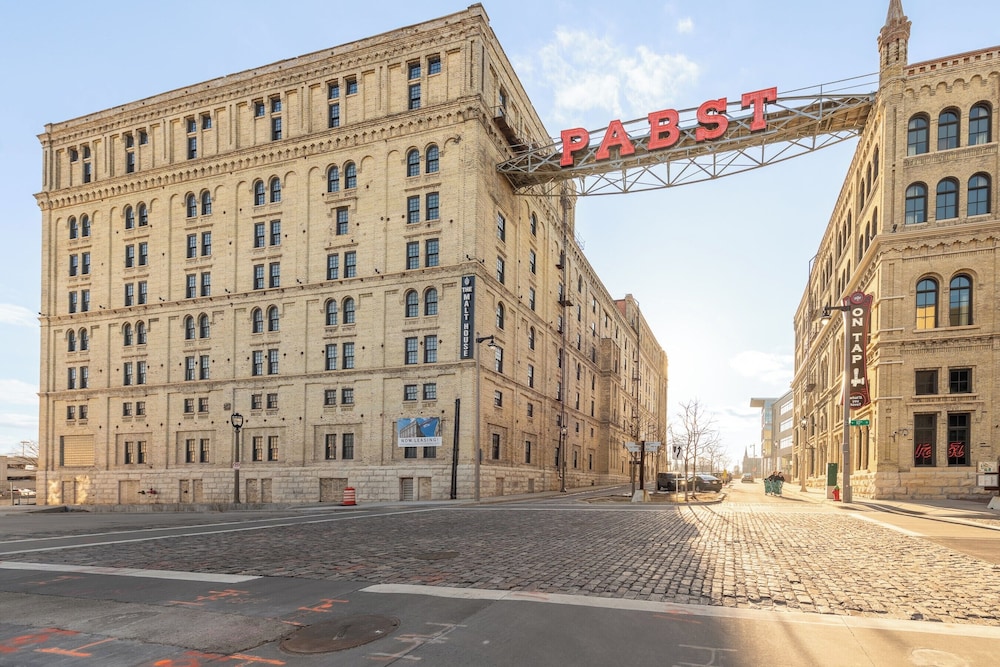 Brewery District Apartment Near Fiserv with Rooftop, Gym, and Parking