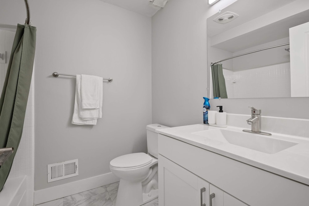 Spacious 2BR 2BA City Haven