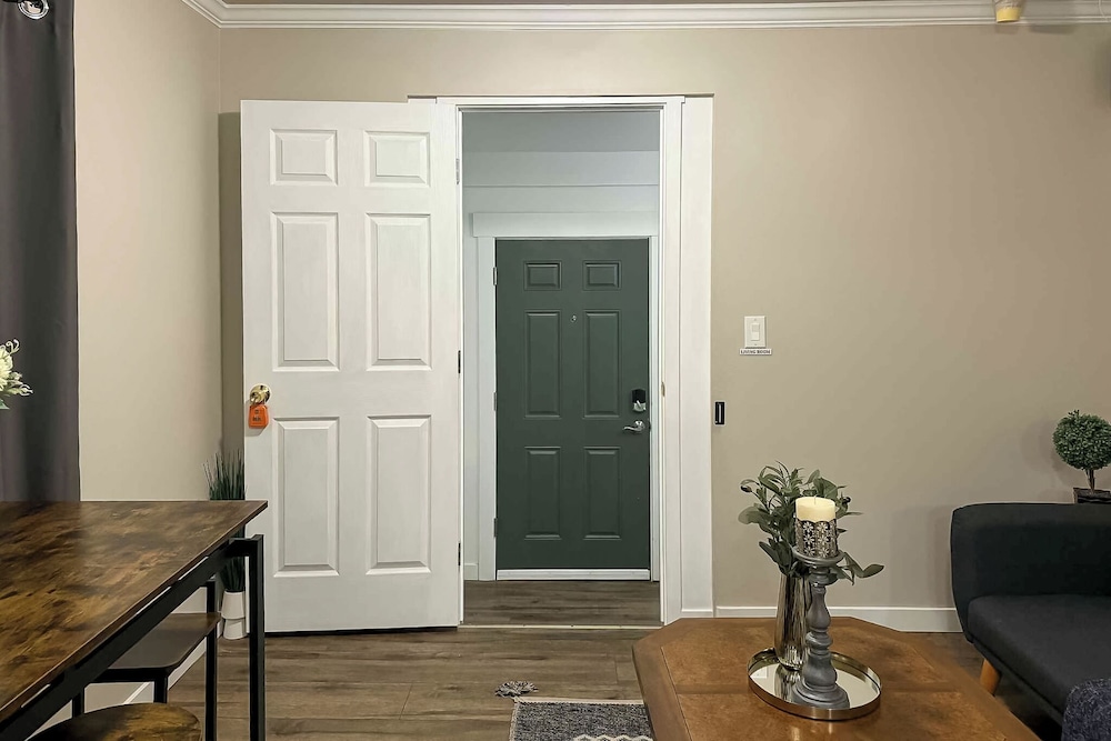 2 Mi to Lumen Field! 2nd-floor Apartment w/ Deck