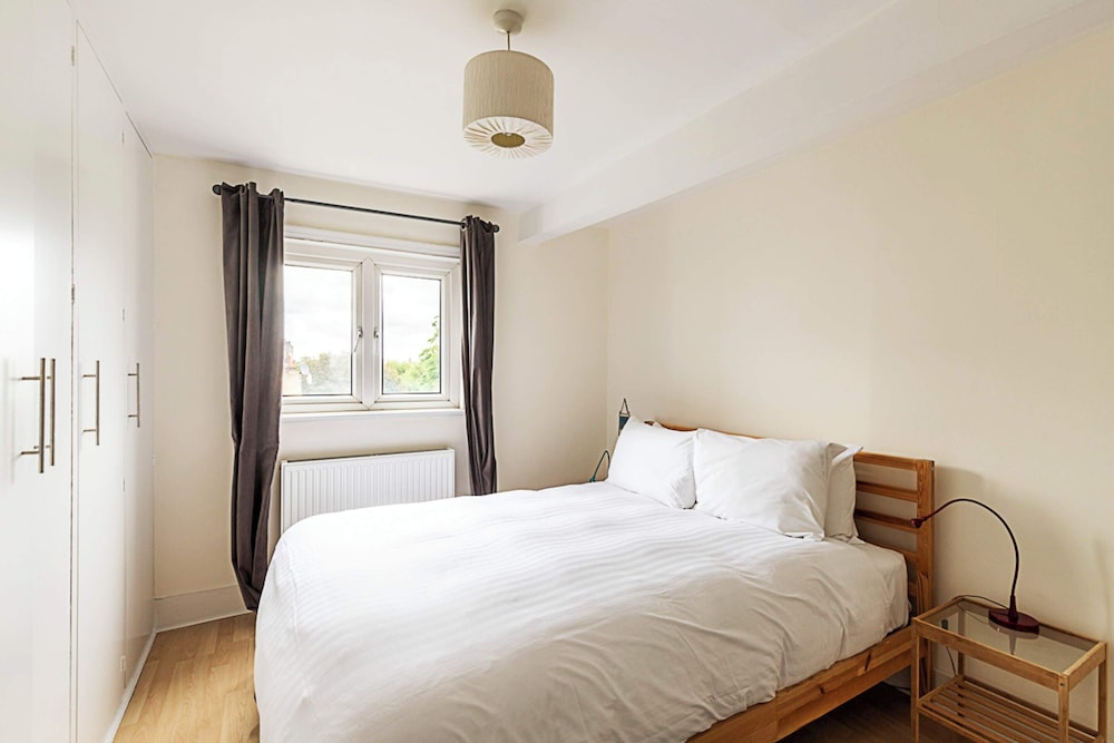 Airy Urban Retreat Near Little Venice view 3