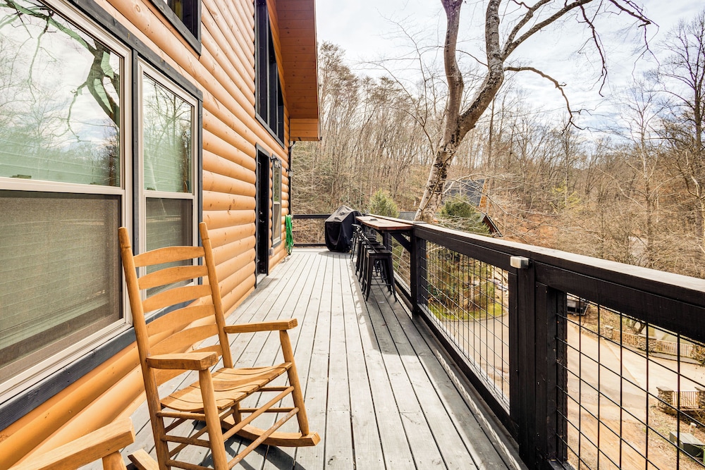 8 Mi to Dollywood: Cabin w/ Hot Tub & Decks!