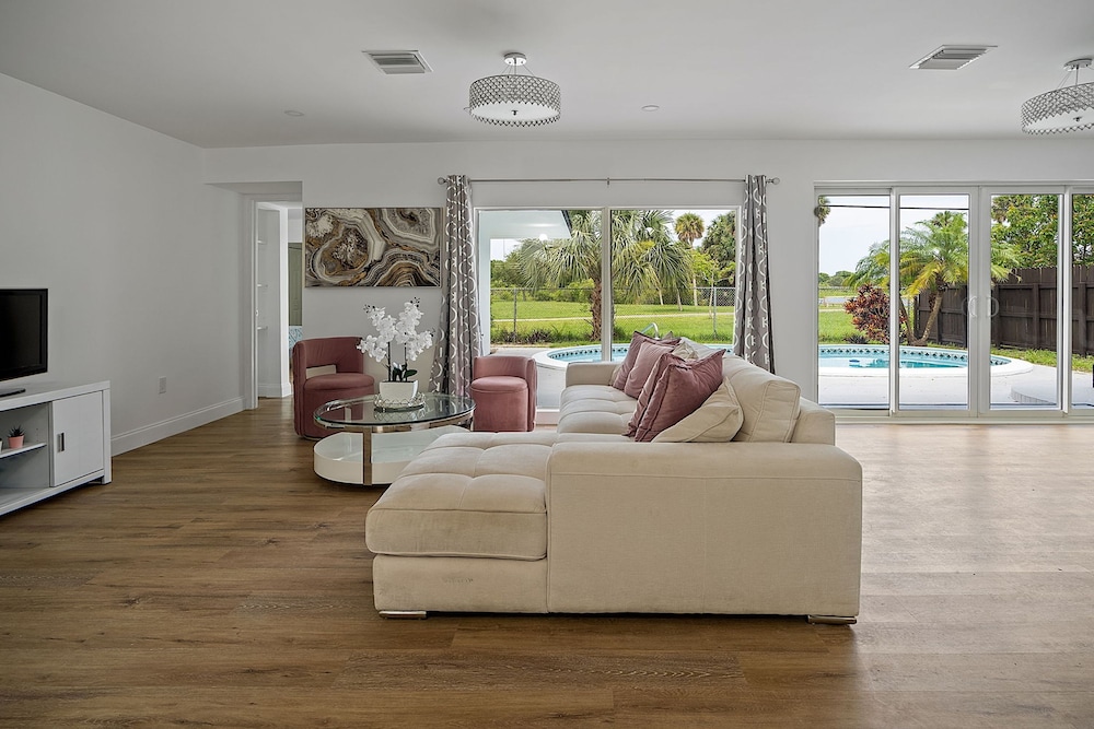 Dreamy 4BR Getaway w Private Pool Luxe Patio in Miramar