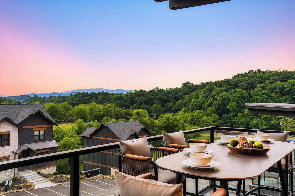 Cozy Cub Luxury Cabin Pigeon Forge