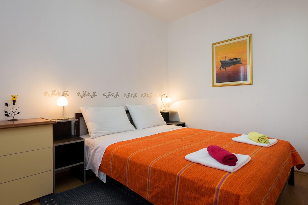 2 - Modern Apartment With Garden, 80m From Beach view 4