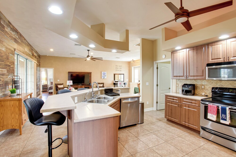 9 Mi to Downtown Fort Myers: Home w/ Lanai + Grill