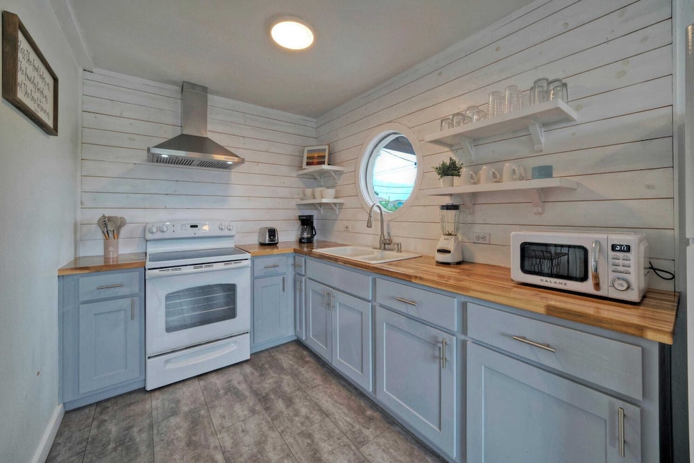 Dual Port A Cottages 2 Complete Homes Walk to the Beach + Patio Fully-equipped Kitchens